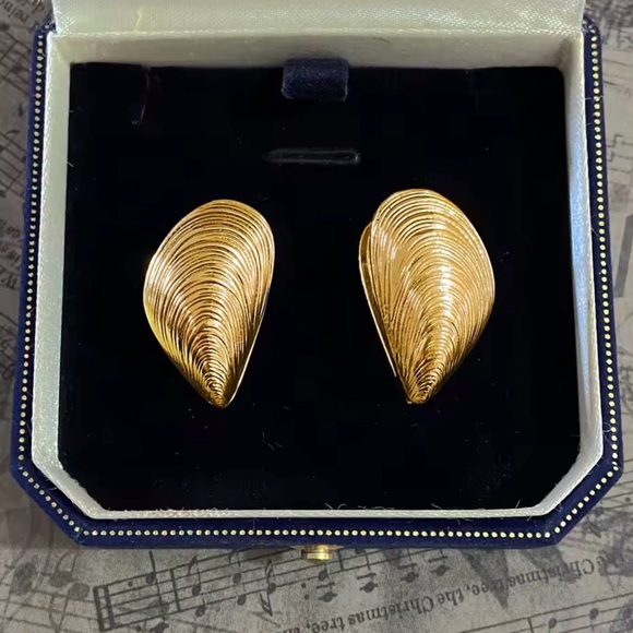 Clam shell earrings New Shell Silver Earrings Clam Shell Earrings - Picture 2 of 2